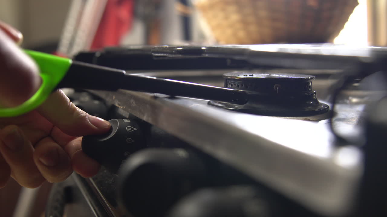 녹색 라이터가 있는 맨 라이트 스토브 탑