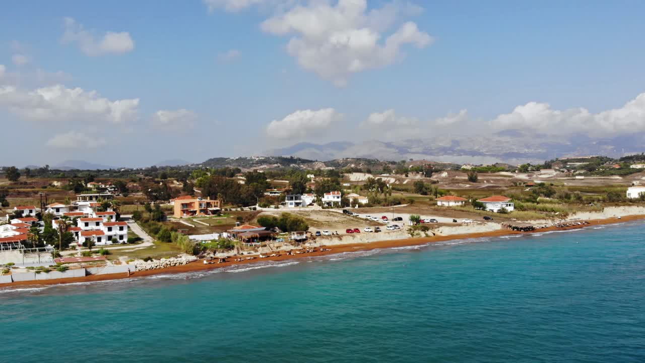playa megas lakkos, costa de arena roja cerca de lixouri y playa xi en kefalonia, islas jónicas, grecia - toma aérea de drones