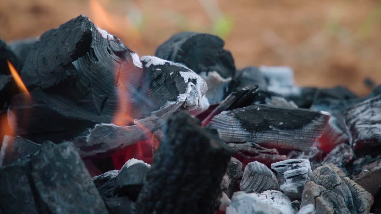 여름날 장작불에서 솟아오르는 주황색 불꽃, 슬로모가 닫힙니다.