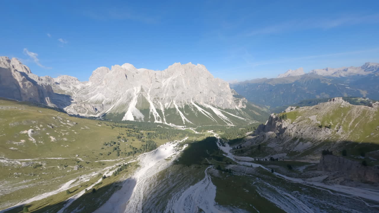 dolomitas italianas, vista panorámica aérea en fpv