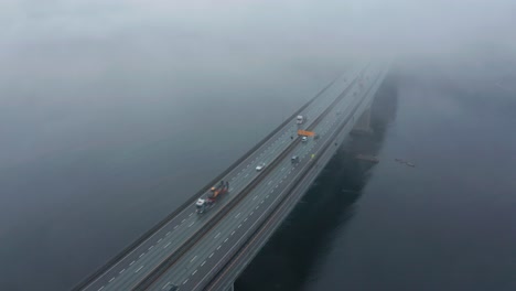 Autos-Fahren-Auf-Einer-Braut-In-Kristiansand-In-Norwegen