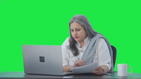 directora india senior haciendo una reunión en una llamada de video pantalla verde