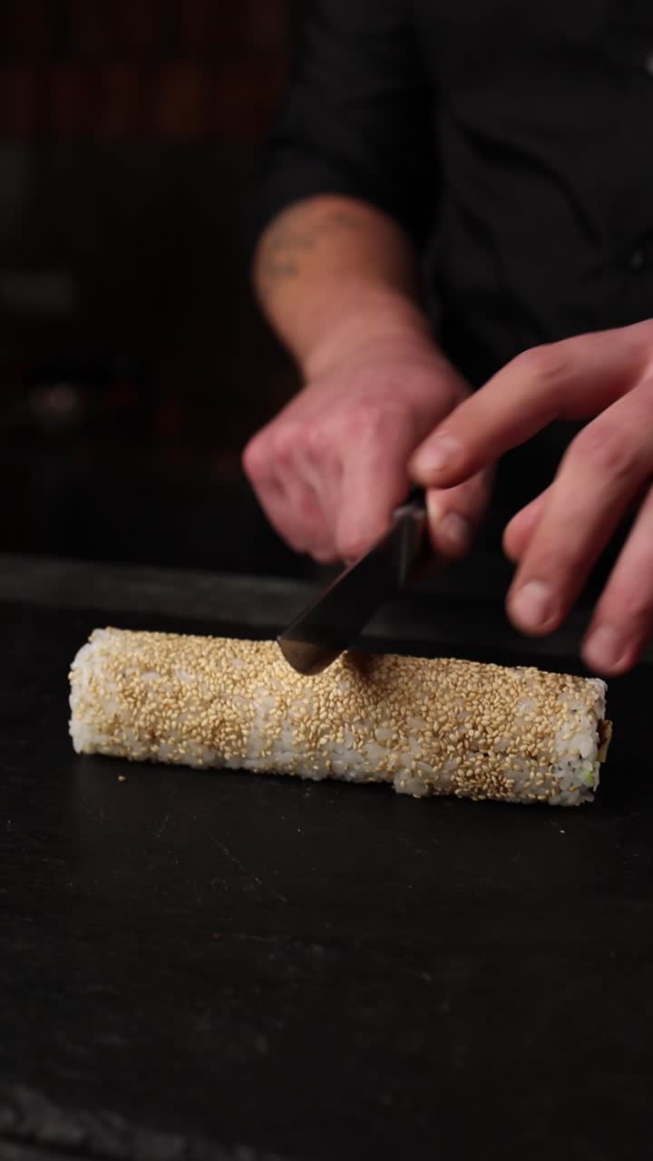 el chef preparando sushi