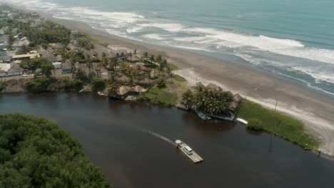 Transbordador-De-Automóviles-Navegando-En-El-Río-Acome-Desde-El-Embarcadero-Del-Paredón-En-Guatemala