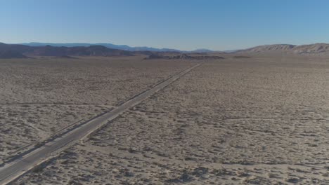 dji phantom 4 pro en el desierto del sur de california en una carretera abierta entre montañas