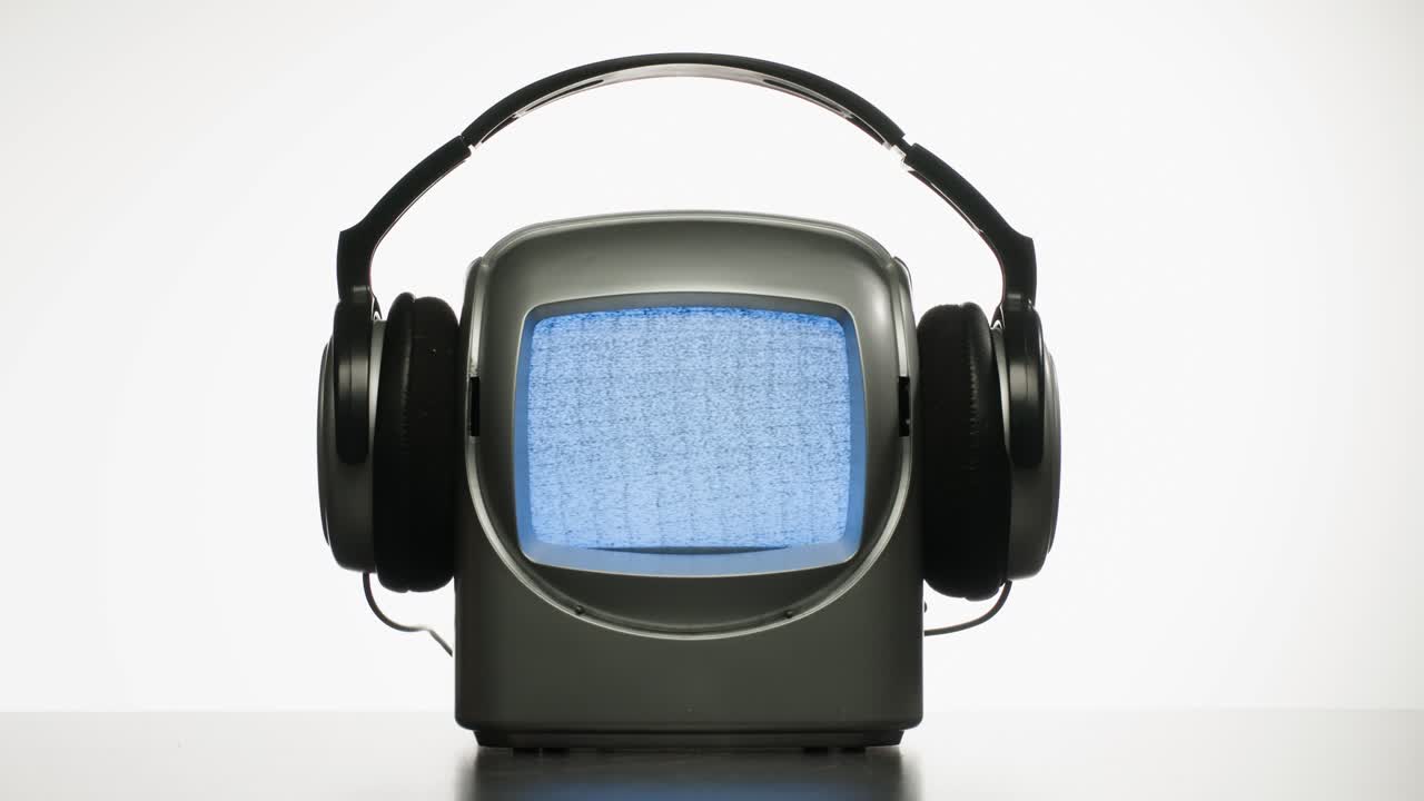 레트로 tv, 노스탈기적인 설정으로 빈티지 tv, 레트로 tv는 화면에 곡물을 표시합니다, 무서운 할로윈 밤 장치, 크로마 키 및 그린 스크린에 좋습니다.