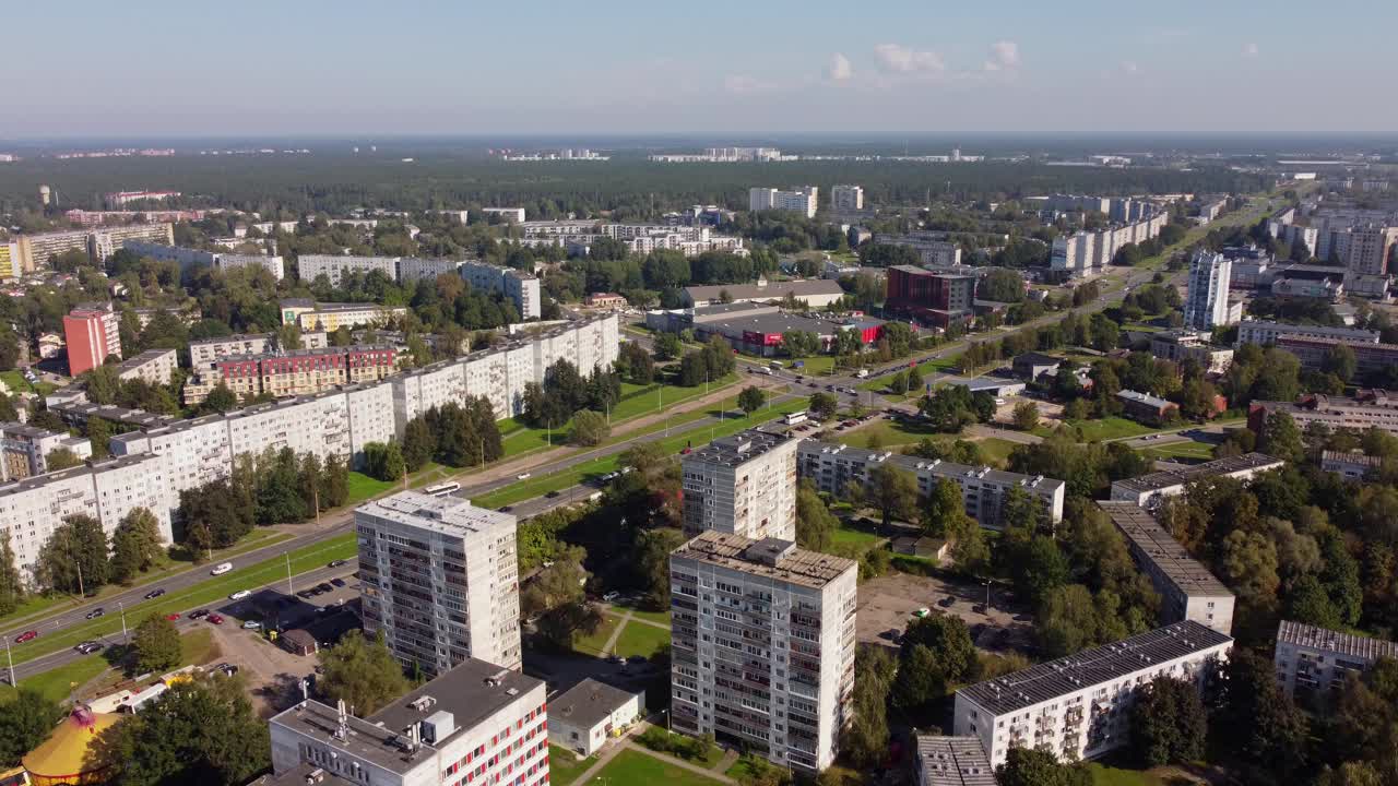 Обширный жилой район с многоквартирными домами в советском стиле и главной дорогой в Латвии, Европа.