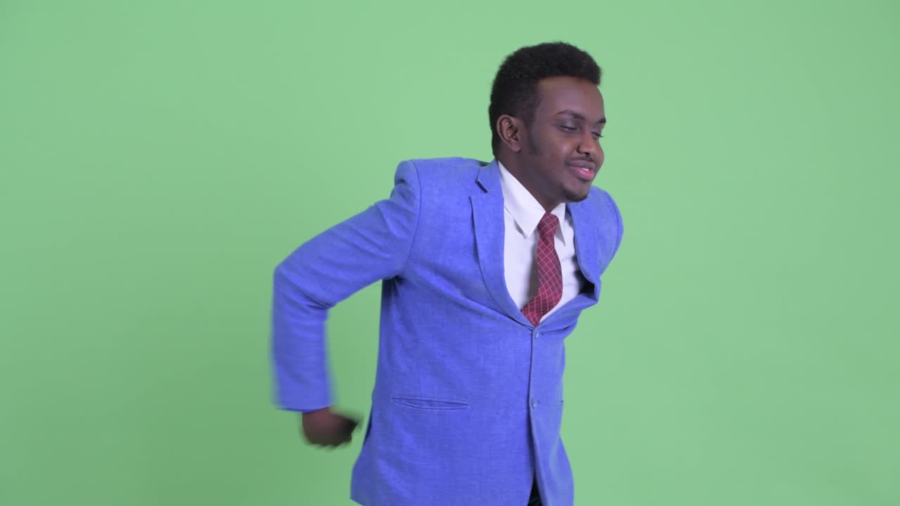 아프로 머리카락을 입은 젊은 아프리카 사업가