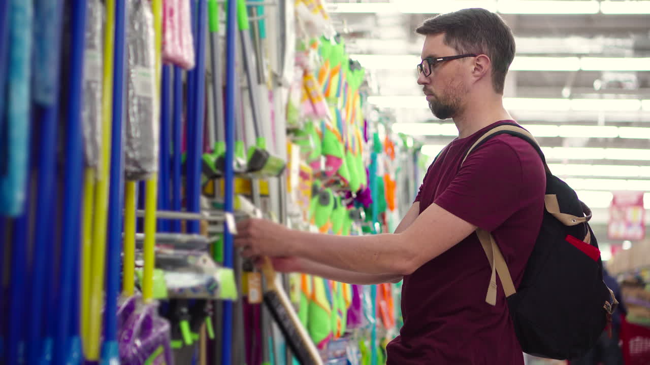 hombre comprando suministros de limpieza en un supermercado