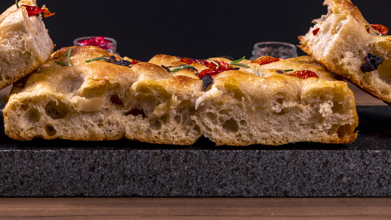 Pane piatto italiano fatto in casa - Focaccia contorta.