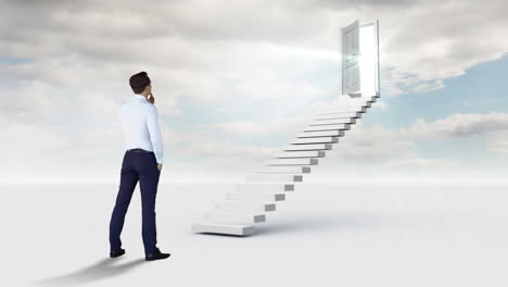 un hombre de negocios mirando las escaleras con una puerta abierta en el cielo nublado