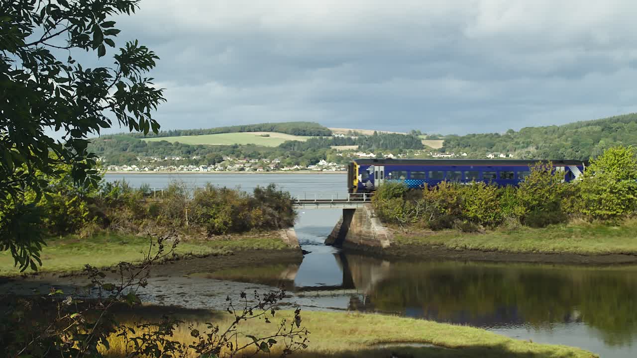 tren de pasajeros que va hacia el norte desde inverness