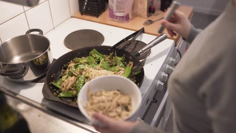 Mujer-Cocinando-Wok-Con-Champiñones,-Brócoli,-Chile,-Fideos,-Puerro,-Guisantes-Y-Soja