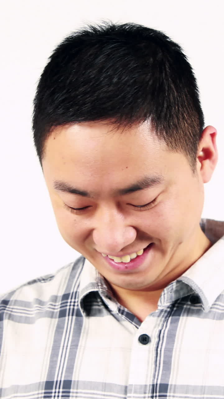 스마트폰을 사용하는 미소 짓는 남자