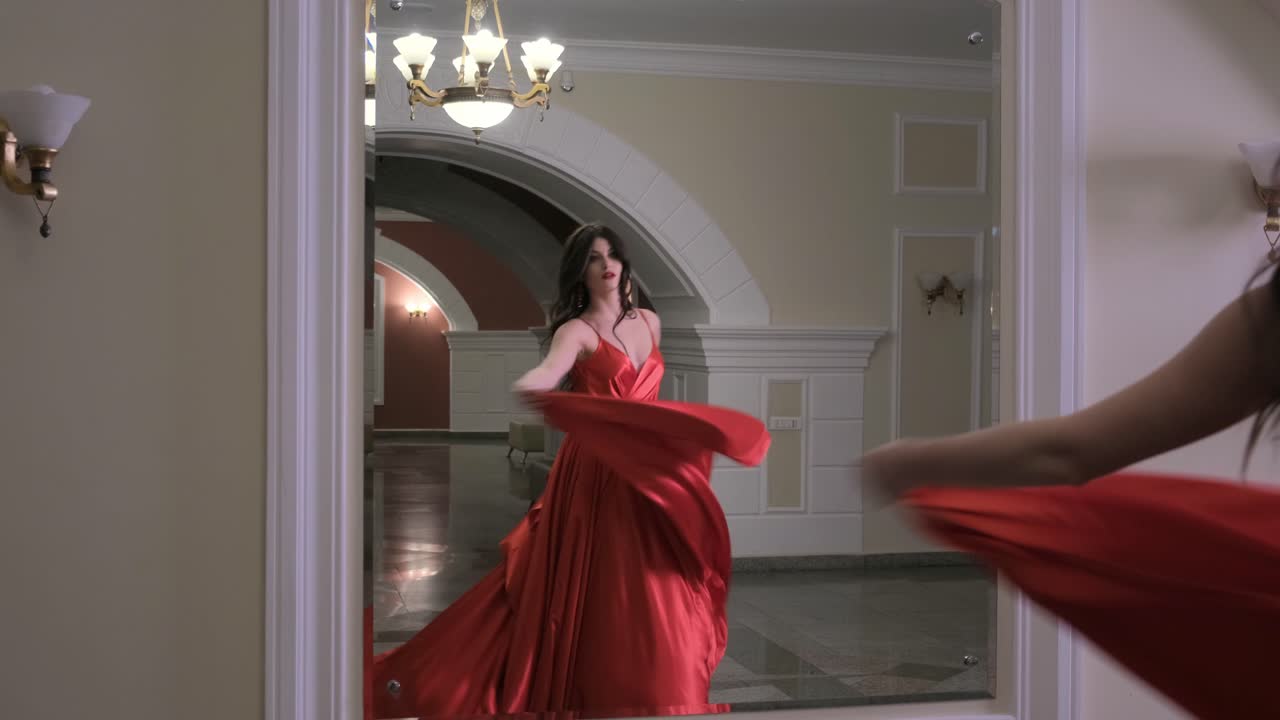 ⁇ 은 드레스를 입은 여자