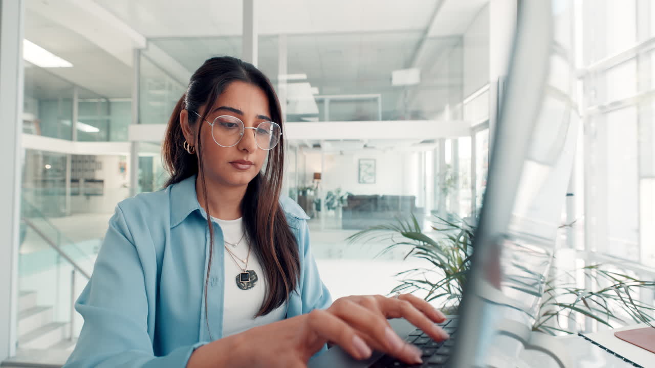 Eine Frau arbeitet in einem Büro an einem Computer