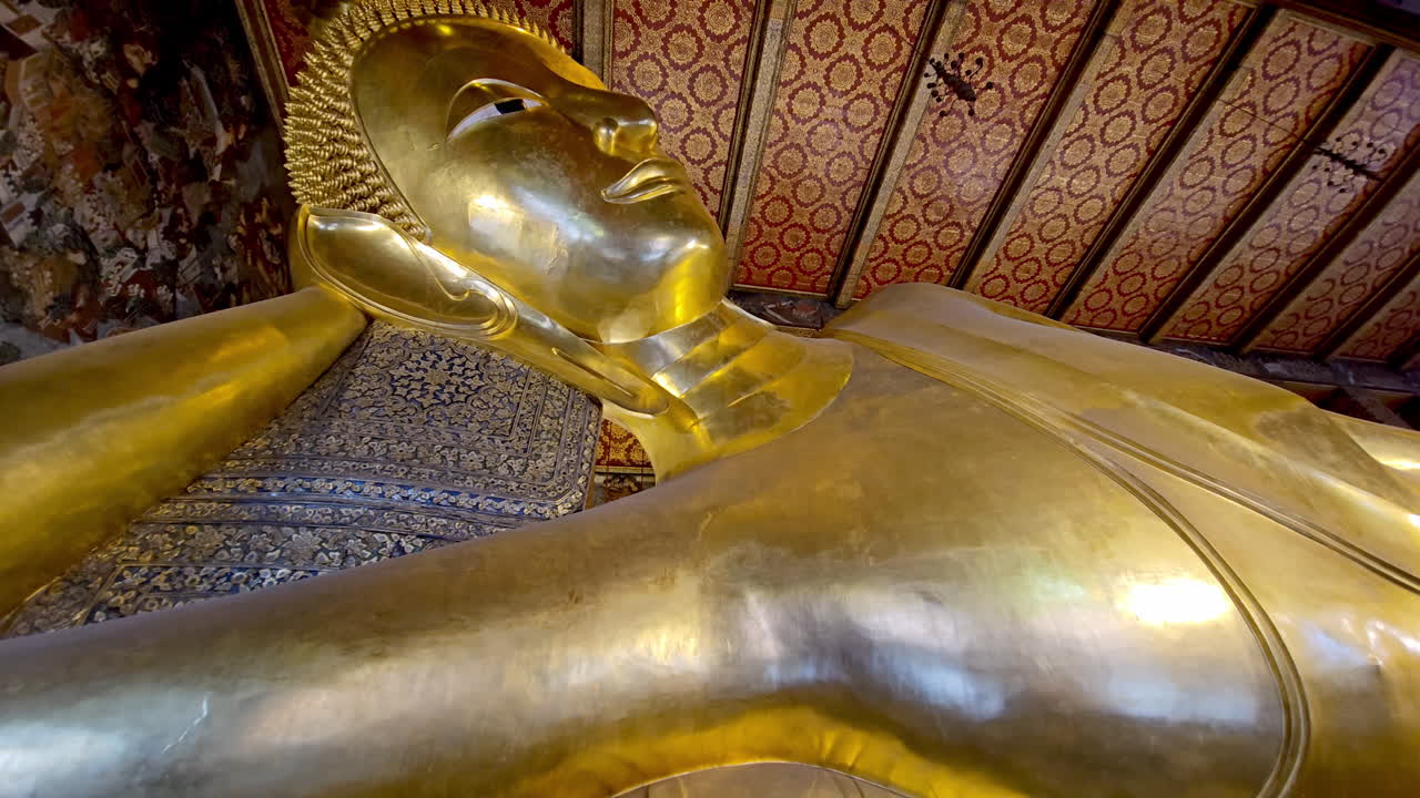 wat pho reclinado buda dorado o wat phra chetuphon wimon mangkhalaram rajwaramahawihan estatua de buda en el centro histórico de la ciudad de bangkok, tailandia