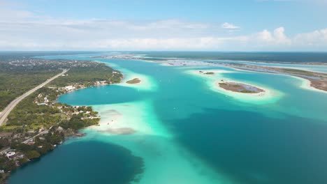 Nach-Unten-Schwenkende-Drohnenaufnahme-Der-Atemberaubenden-Aussicht-Auf-Die-Lagune-Von-Sieben-Farben-Und-Cenote-Azul-In-Bacalar,-Mexiko,-Aufgenommen-In-4k