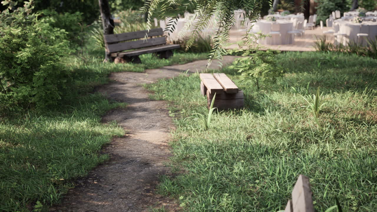 hermoso banco en el parque en el día soleado de primavera