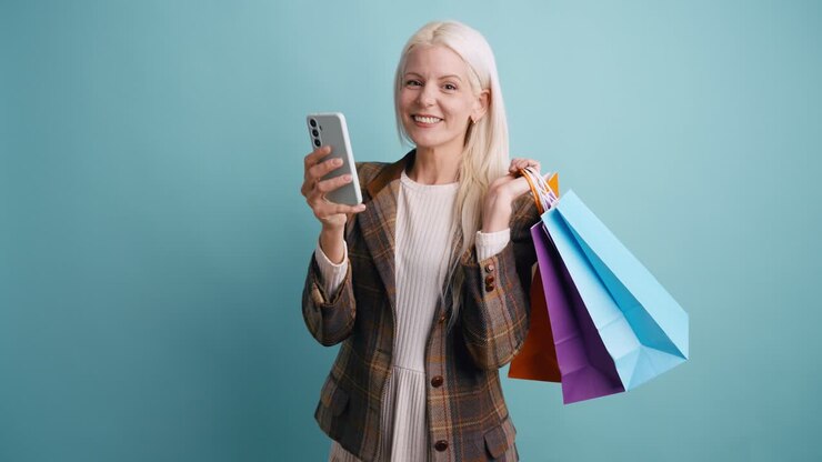 Donna felice con borse della spesa che naviga sullo smartphone