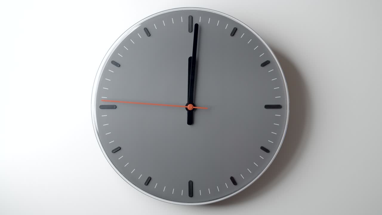 cara del reloj en el lapso de tiempo de 12 a 2 horas en la pared blanca