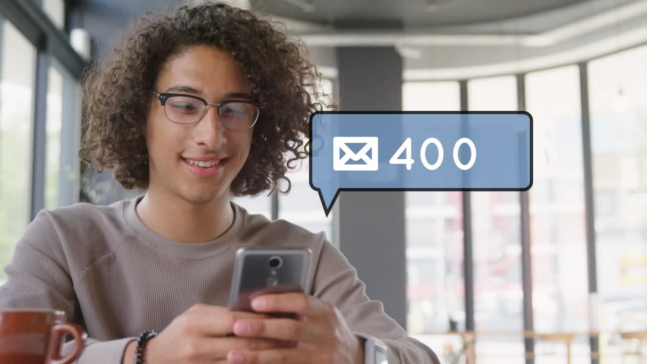 hombre enviando correos electrónicos en su teléfono