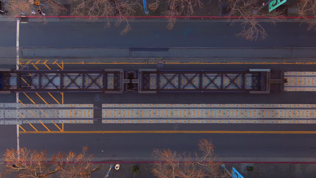 지나가는 화물 열차를 기다리는 보행자의 정적 위아래 안테나