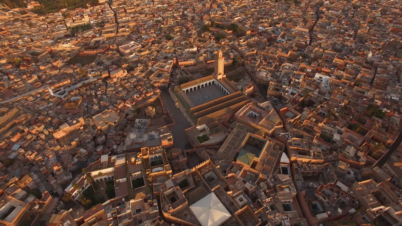 aérea: mezquita y medina en marrakech