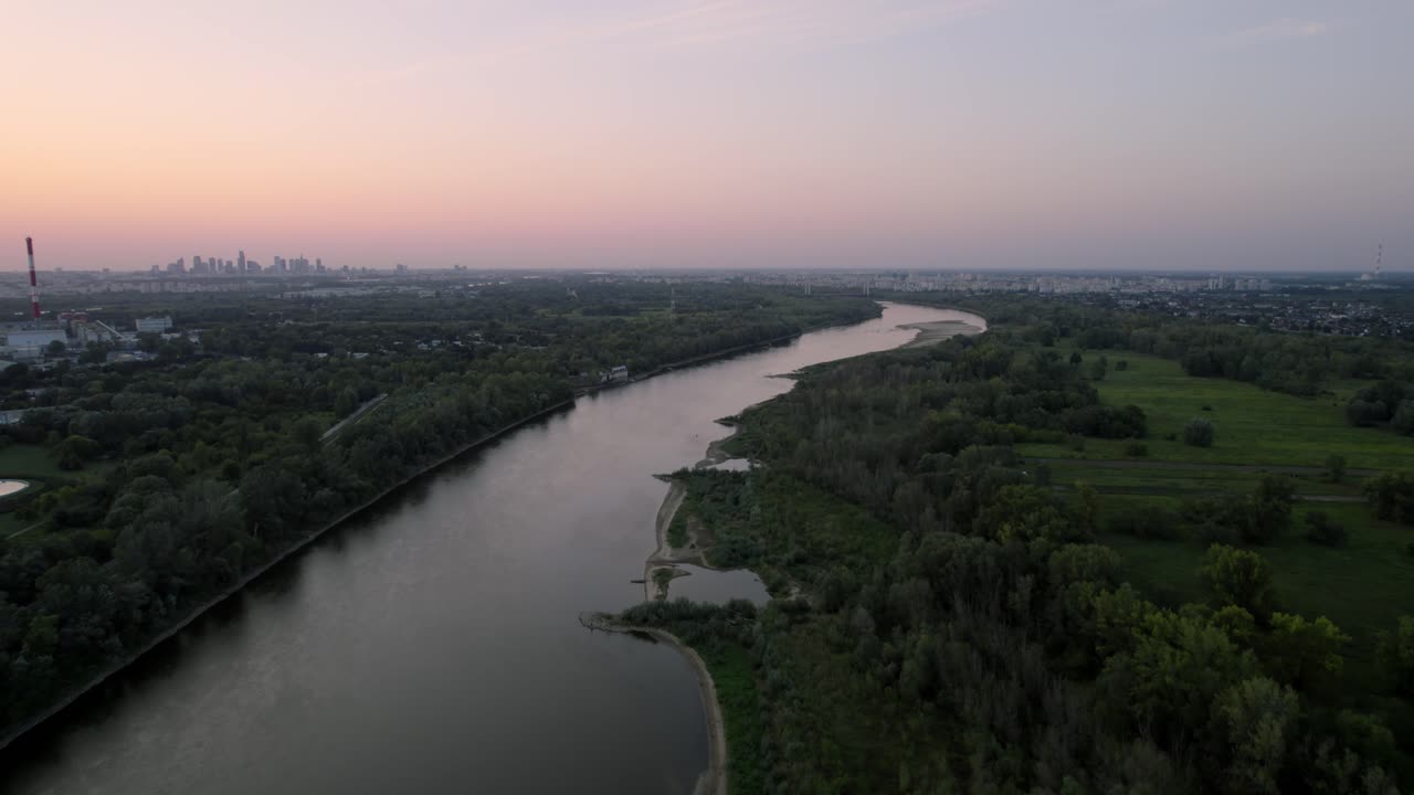 Fiume Vistola a Varsavia, Polonia. Campi naturali boschivi e skyline aereo della città.