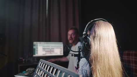 mujer cantando en un estudio de grabación