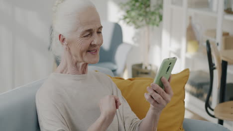 mujer mayor usando un teléfono inteligente