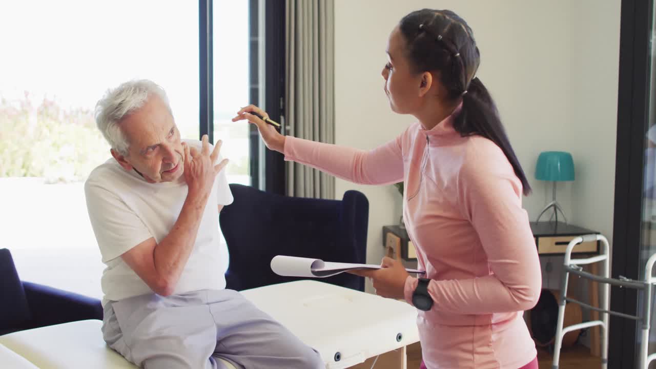 두 인종의 여성 물리치료사가 백인 노인 남성을 검사하는 비디오