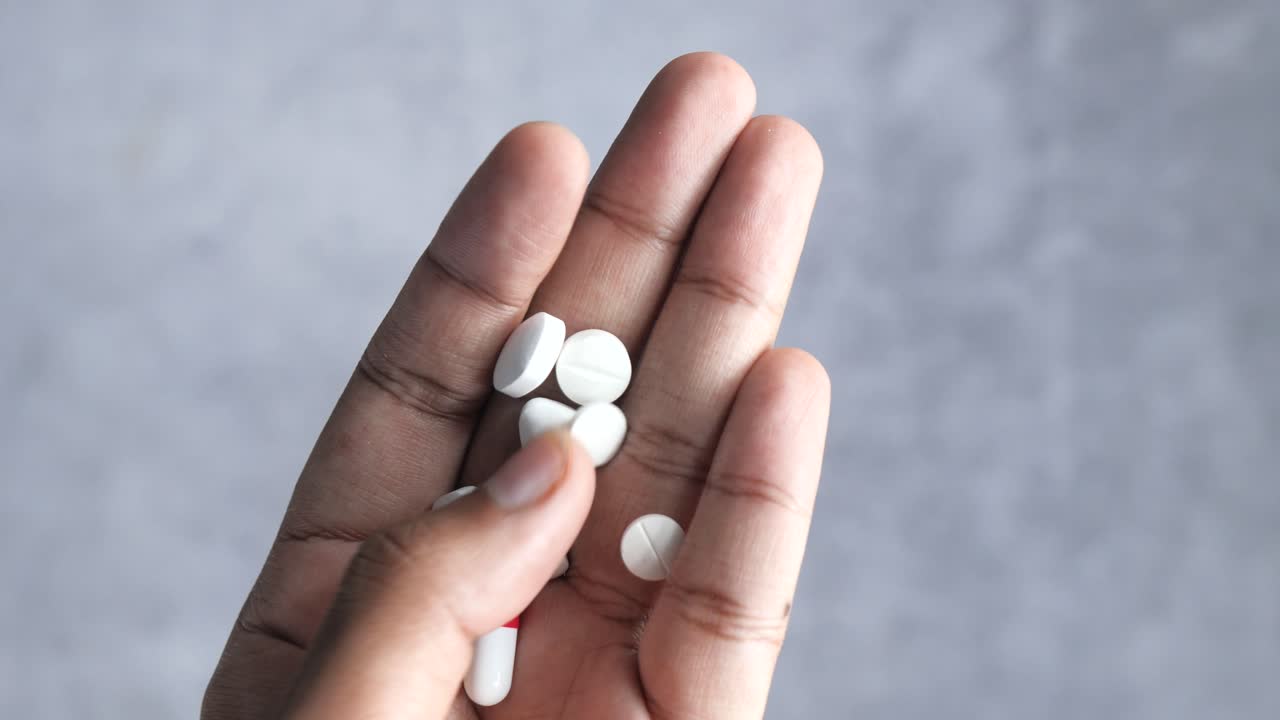 un puñado de pastillas y cápsulas