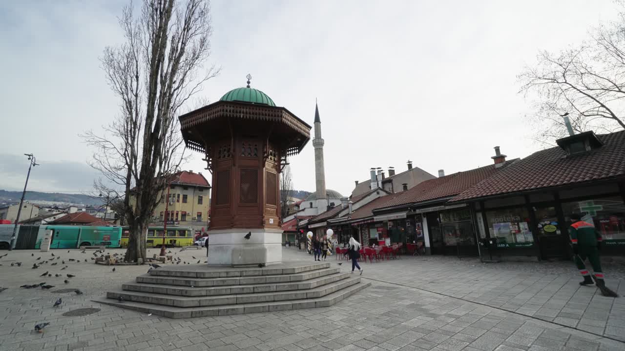 plaza bascarsija con la fuente de madera de sebilj en el casco antiguo de sarajevo
