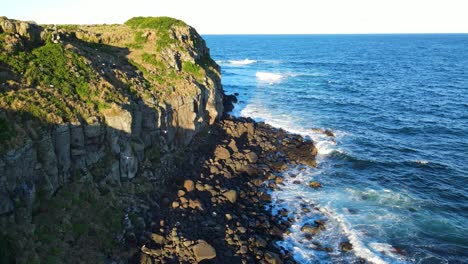 Wellen-Treffen-Auf-Die-Felsige-Küste-Von-Cook-Island-In-New-South-Wales,-Australien