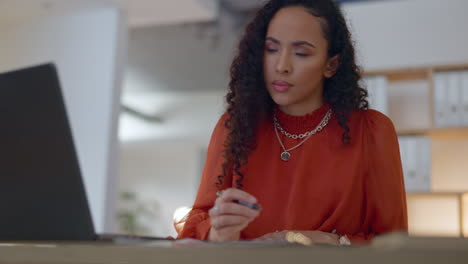 computadora portátil, pensando y escribiendo por mujer de negocios