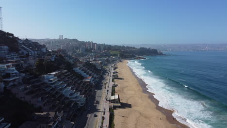 Escena-Aérea-De-La-Orilla-De-La-Playa-De-La-Ciudad