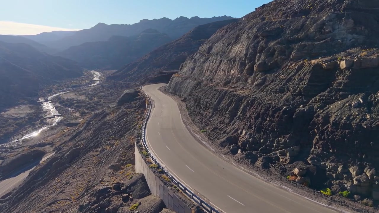 Ripresa con drone in dolly che segue la curva panoramica di montagna sulla Ruta Nacional 150, San Juan, Argentina. Paesaggio arido