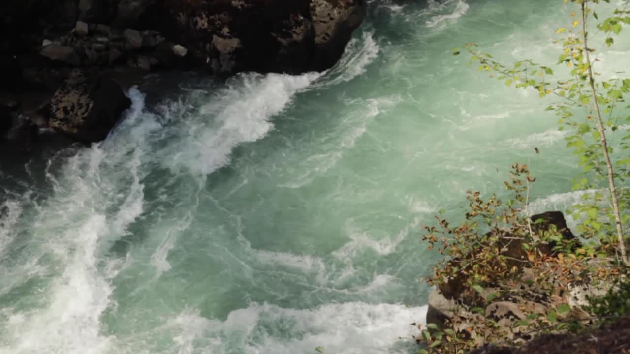 바다를 따라 흐르는 체카무스 강 급류의 슬로우 모션 보기