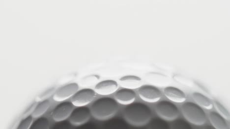 Nahaufnahme-Eines-Golfballs-Auf-Weißem-Hintergrund,-Kopierraum,-Zeitlupe