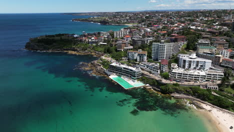 Panoramic-View-Over-Icebergs-Club-Pool-In-Bondi-Beach,-Sydney,-Australia---drone-shot