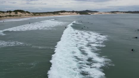 surfschule am one mile beach, nsw, australien