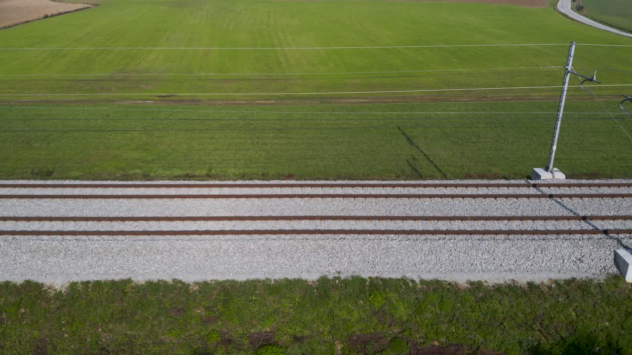 크레스네베츠 마을 근처 슬로베니아 시골의 빈 철도 위를 이동하는 공중 영상