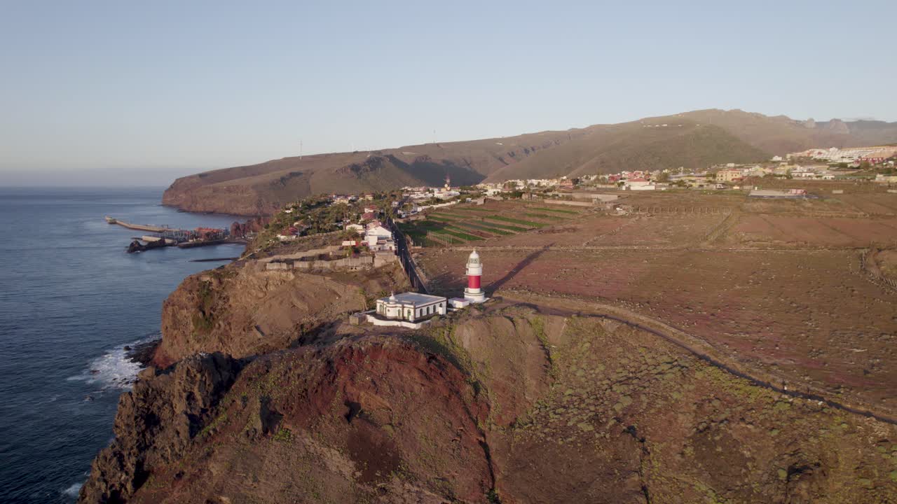 Filmato circolare con drone che mostra il faro di Faro de San Sebastian sull'isola di La Gomera