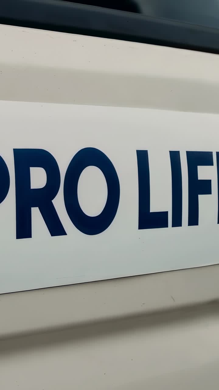 Vertikal video: Viser kamera, der skifter let, mens PRO LIFE-mærkatet fanges på et beige panel