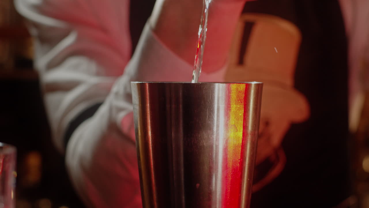 el camarero preparando un cóctel.