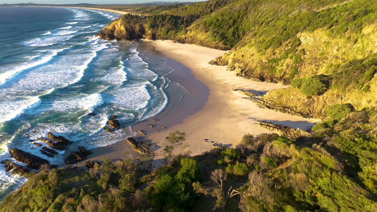 Ripresa aerea cinematografica rivelatrice con drone della costa di Broken Head vicino a Byron Bay