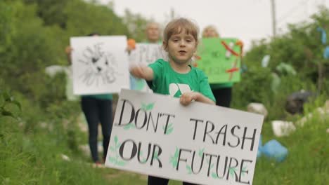 Eine-Freiwillige-Helferin-Hält-Ein-Protestplakat-„Müll-Nicht-Unsere-Zukunft-Kaputt“.-Plastikverschmutzung-In-Der-Natur.-Recyceln