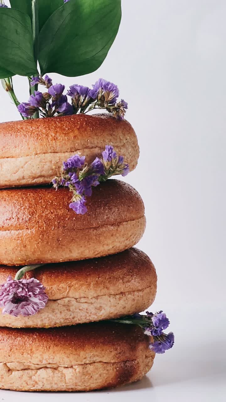 una pila de bagels decorados con flores