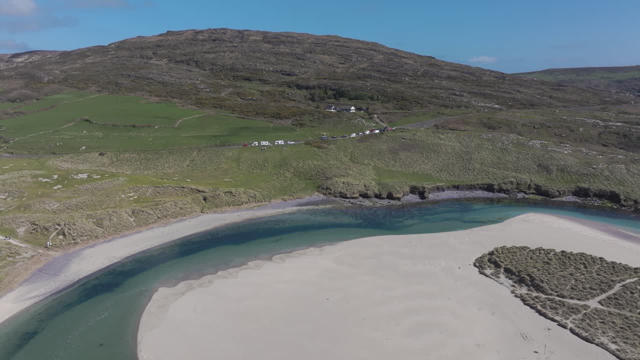 la playa de barley cove fue filmada por un dron 4k.